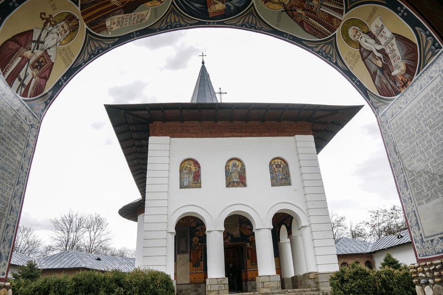Odiseea icoanei făcătoare de minuni din mănăstirea rezidită de fratele vitreg al lui Vlad Țepeș
