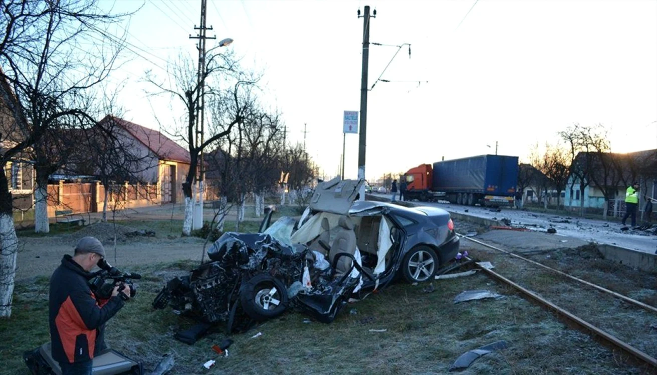 Maşina a fost aruncată pe liniile de tramvai FOTO arq.ro
