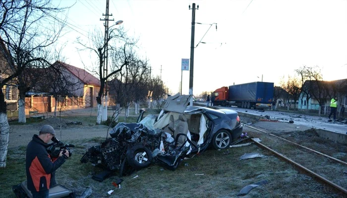 Maşina a fost aruncată pe liniile de tramvai FOTO arq.ro