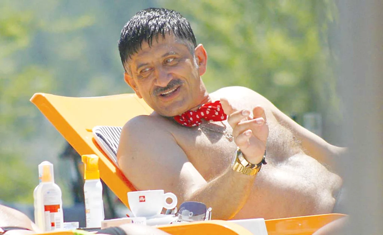 
    Jean Paler (53 ani) a mai fost căsătorit și are doi copii. De circa 10 ani s-a stabilit la Sinaia într-un apartament cochet. A lucrat ca bijutier pe vremea lui Ceaușescu, iar mai nou îl bate gândul să se apuce de pictat.  