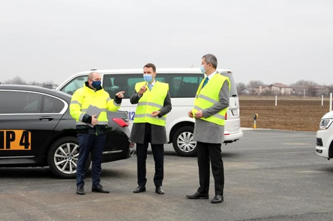 
    Ministrul Cătălin Drulă a venit la aeroport însoțit de vicepremierul Dan Barna  
