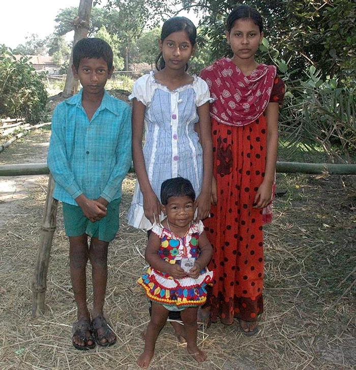 
    Fetiţa care nu mai creşte împreună cu cei trei fraţi ai ei normali  