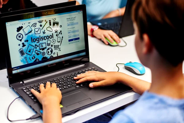 Logiscool lansează cursurile online de programare pentru elevii din toată țara