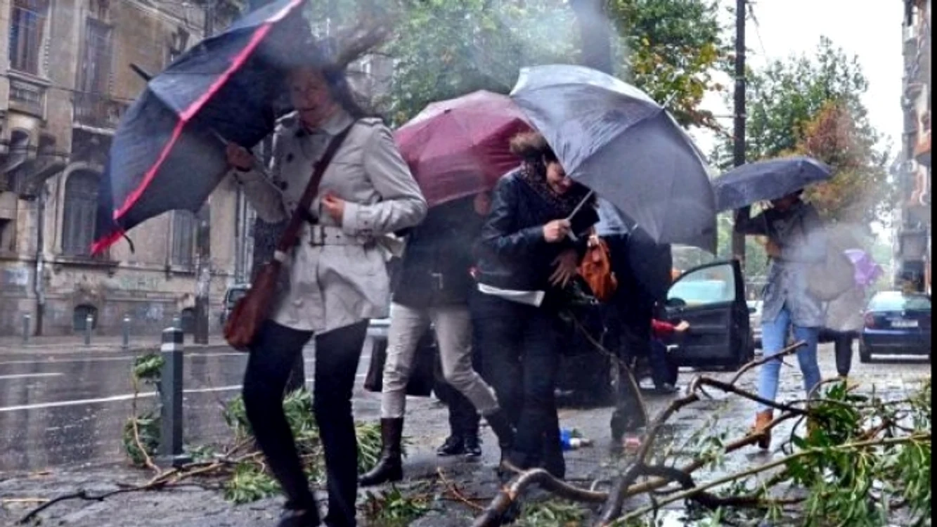 
    Meteorologii avertizează că se întorc ploile și furtunile   