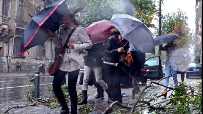 Meteorologii avertizează că se întorc ploile și furtunile