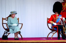 Regina Elisabeta a II-a și un soldat din garda regală britanică (foto: Getty Images)