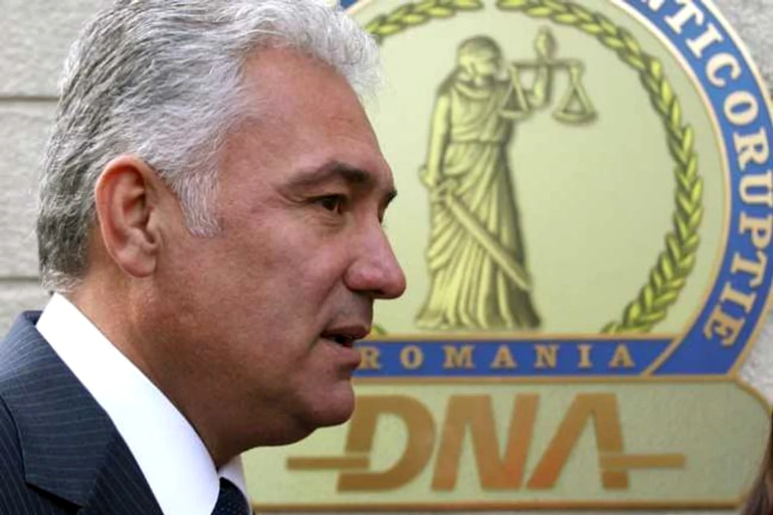Bancul zilei: Ajuns în arest, frizerul îl întreabă pe Videanu cum să îl tundă. ”Cu bordură, vă rog!”