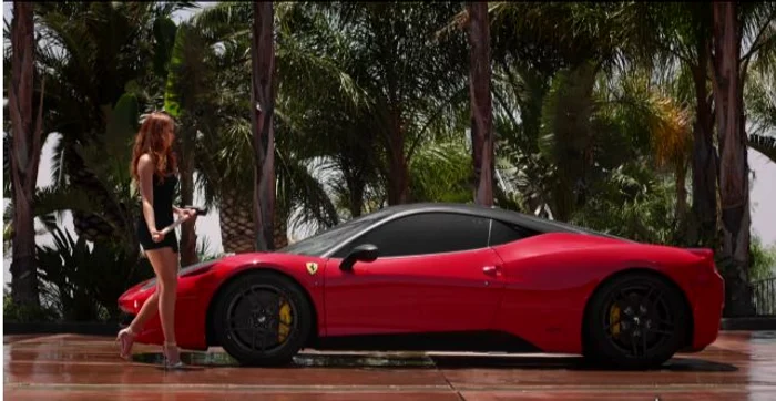 Cu ajutorul unui ciocan, tânăra distruge maşina de lux