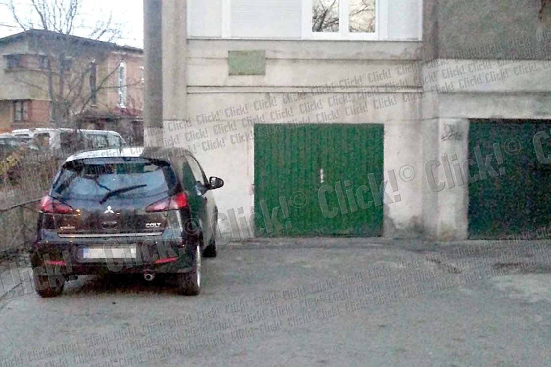 De când a depus actele  de divorţ, Iulia n-a mai  ieşit din casă. Abia joi a  făcut o scurtă plimbare (FOTO: SORIN PUIU)