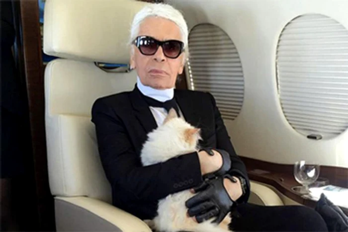 Alături de stăpânul ei, Karl Lagerfeld (1933-2019)