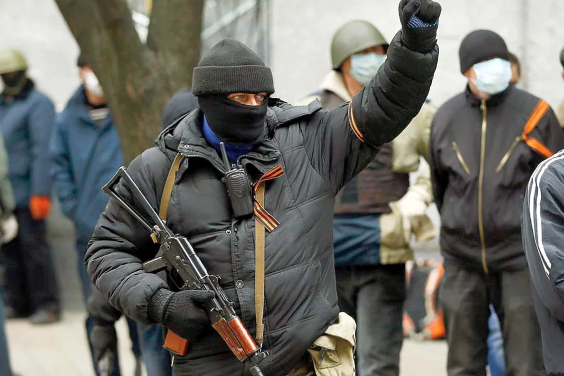 
    Separatiştii  dau atacurile  mascaţi (Fotografii: reuters/shutterstock/mapn)  