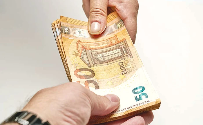 Primar reținut după ce ar fi luat 2.000 de euro mită FOTO: shutterstock
