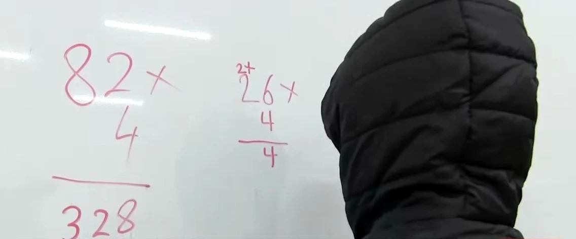 Elevii stau cu gecile pe ei Foto: captură video Dotto TV/ Facebook