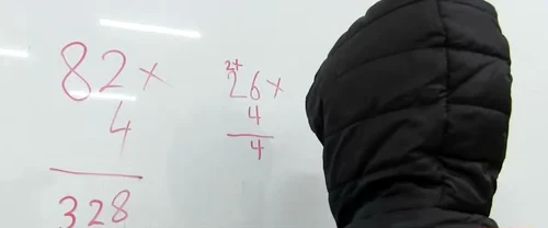 Elevii stau cu gecile pe ei Foto: captură video Dotto TV/ Facebook