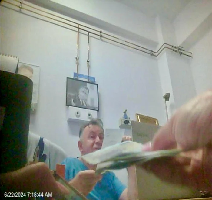 Suma întinsă medicului. FOTO Adevărul