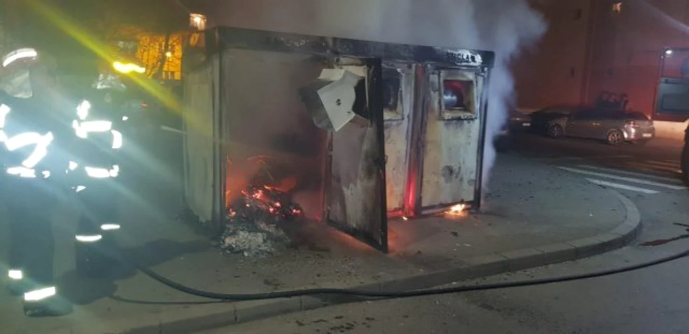 Pubelele au fost incendiate din răzbunare FOTO Ziarul de Iaşi