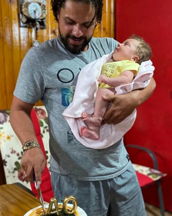 Augustin Viziru nu-și lasă fetița din brațe nici când taie tortul aniversar