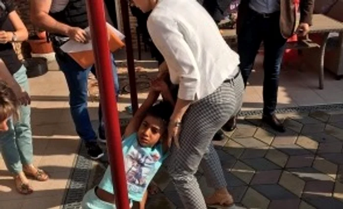Sorina s-a speriat de cei care au venit să o ducă la familia adoptivă și a fost luată cu forța din casa în care a crescut