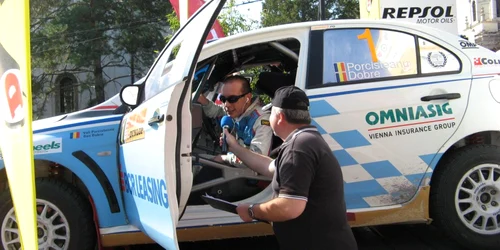 Valentin Porcişteanu, campionul en-titre, face declaraţii pentru public la startul Raliului Iaşiului