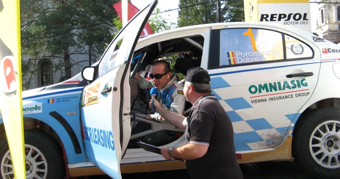 Valentin Porcişteanu, campionul en-titre, face declaraţii pentru public la startul Raliului Iaşiului