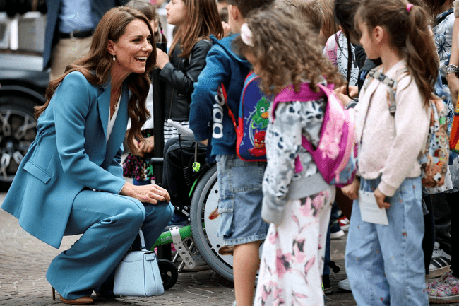 Kate Middleton a strălucit în prima ei vizită solo după lupta cu cancerul. Sute de admiratori au așteptat-o în orașul Reggio Emilia