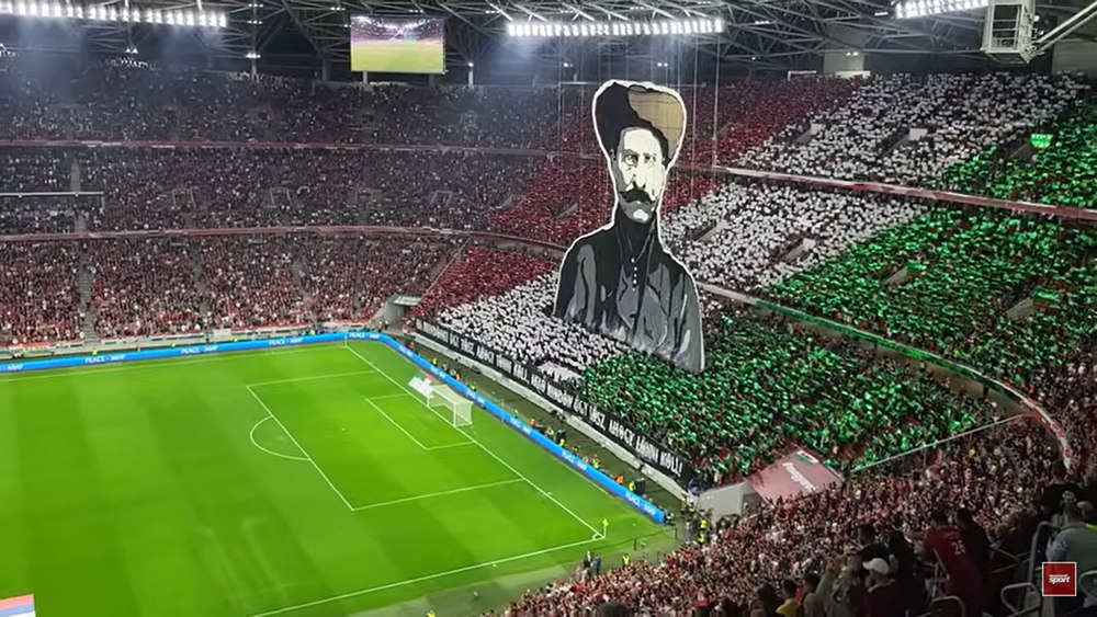 Ultrașii din Ungaria, scenografie provocatoare la meciul cu Serbia, cu tâlharul care a îngrozit Clujul