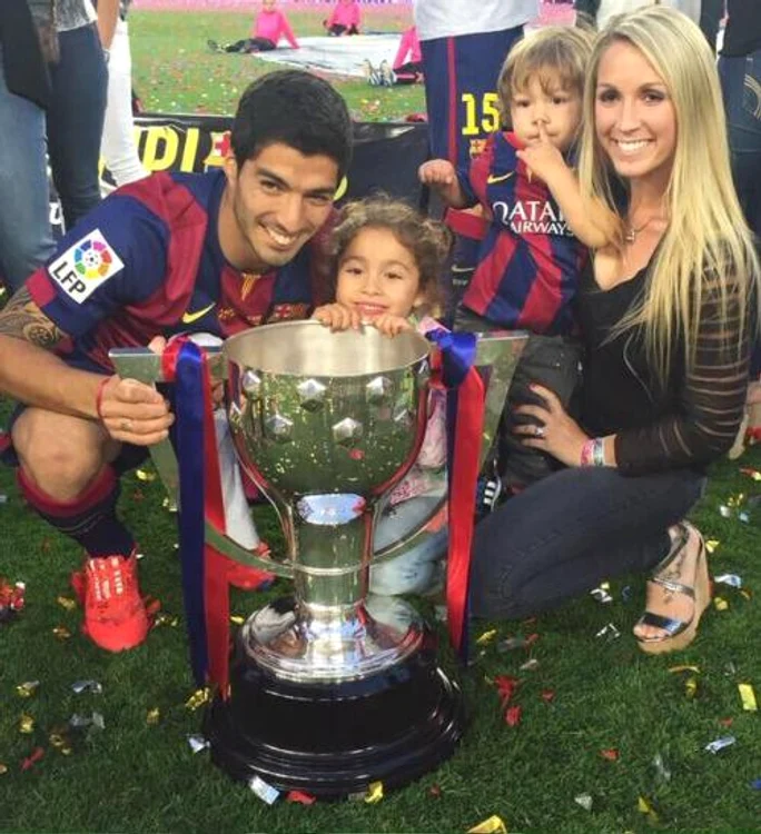 Luis şi Sofia au împreună un băieţel şi o fetiţă. Pe fetiţă o cheamă Delfina, "Anfield", stadionul lui Liverpool, fosta sa echipă, scris invers