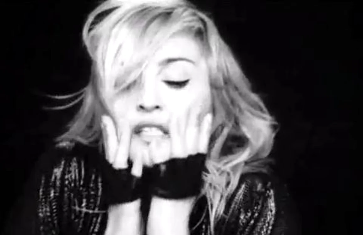 Madonna, în videoclipul "Girl gone wild"