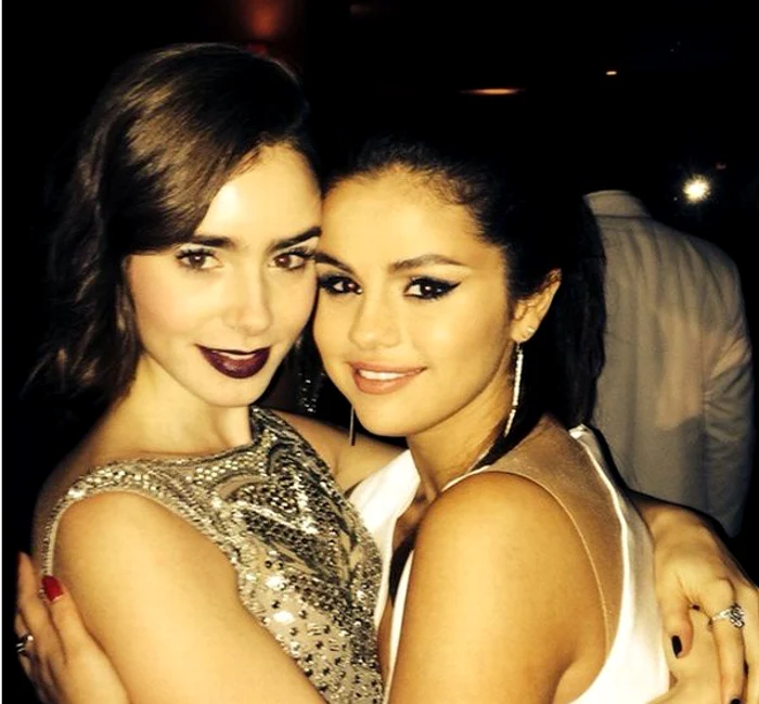 Lily Collins şi Selena Gomez au pozat îmbrăţişate