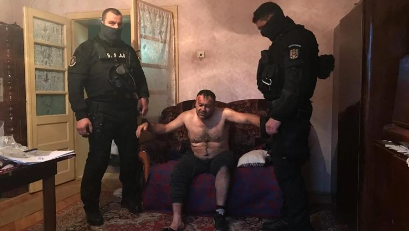 
    Ionel Marcel Lepa a fost capturat de mascați la două zile după ce l-a ucis pe polițist. Era rănit după ce fusese împușcat în schimbul de focuriFoto: Poliția Română  