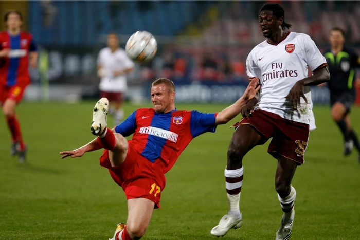 Adebayor a venit pentru prima dată în România în 2007, pentru un meci cu Steaua, din grupele Ligii Campionilor. Aici în duel cu Eugen Baciu, pe Ghencea