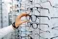ochelari magazin optica medicala Foto Shutterstock jpg