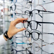 ochelari magazin optica medicala Foto Shutterstock jpg