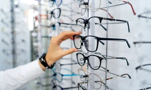 ochelari magazin optica medicala Foto Shutterstock jpg