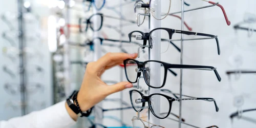 ochelari magazin optica medicala Foto Shutterstock jpg