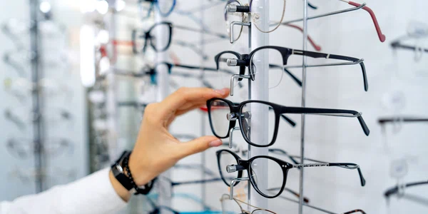 ochelari magazin optica medicala Foto Shutterstock jpg