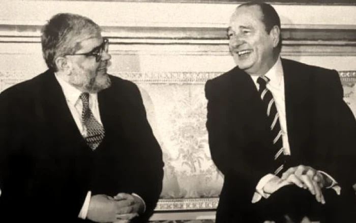 1998. Andrei Pleşu şi Jacques Chirac, într-un moment destins al vizitei ministrului român de Externe în Franţa p Foto: agerpres