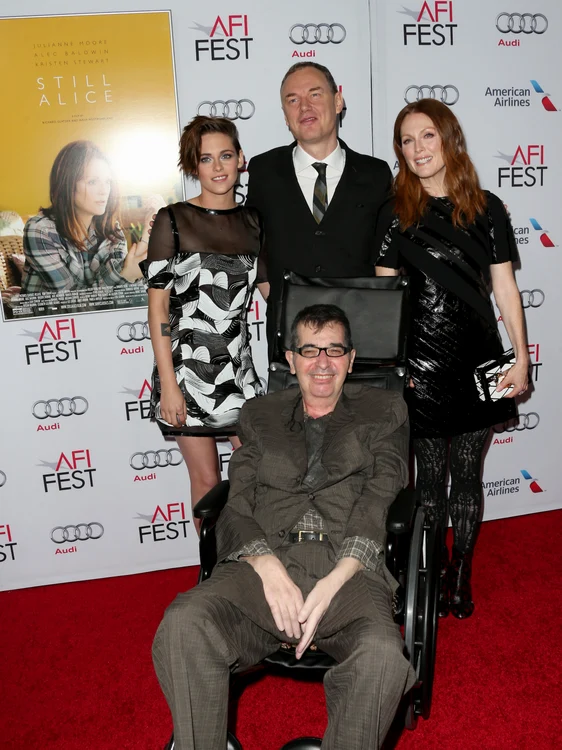 
    Kristen Stewart, Wash Westmoreland, Julianne Moore și Richard Glatzer (în față), la proiecția filmului "Still Alice", din cadrul Afi Fest 2014foto: Getty  