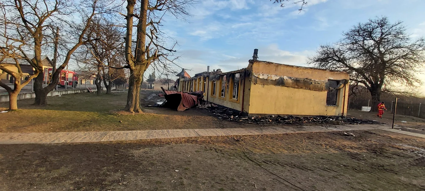 Din clădire au rămas doar pereții FOTO: ISU Olt