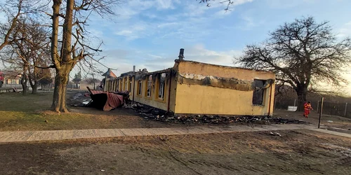 scoala din sarbii magura a ars aproape din intregime foto isu olt (4) jpeg