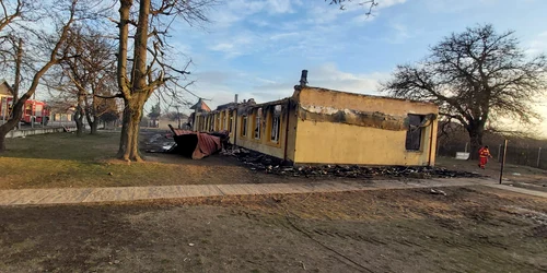 scoala din sarbii magura a ars aproape din intregime   foto isu olt (4) jpeg