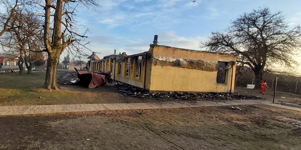scoala din sarbii magura a ars aproape din intregime   foto isu olt (4) jpeg