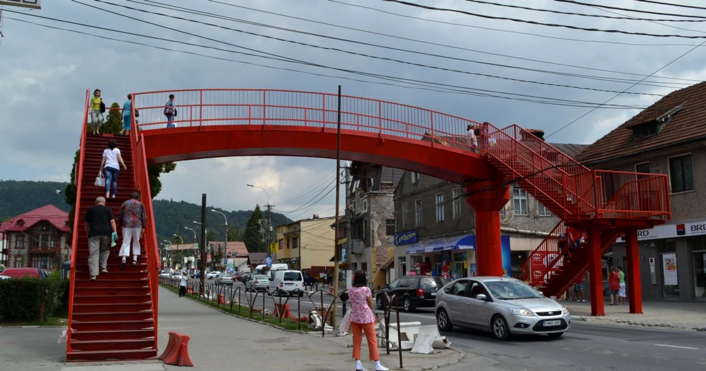 Pasarela din centrul staţiunii Buşteni. FOTO Adriana Vîjeu