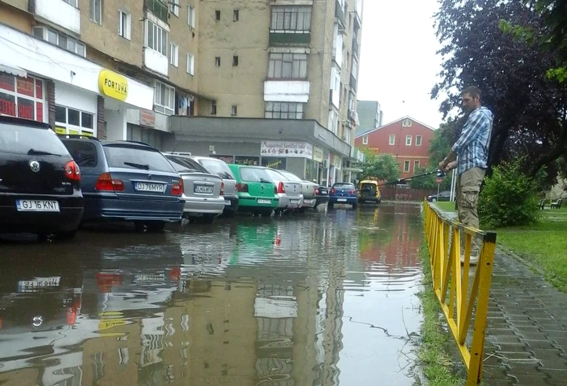 
    Cu lanseta în mijlocul oraşuluiFoto: Facebook  