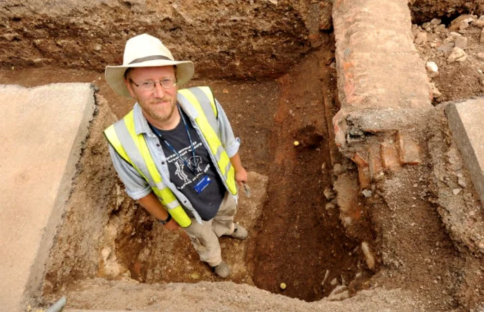 Matthew Morris lângă mormântul regelui Richard al III-lea                           FOTO: University of Leicester