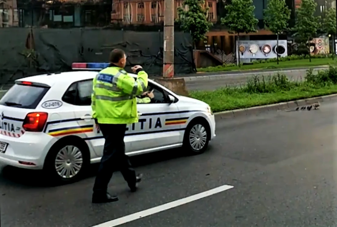 Polițistul a primti 1.000 de euro pe un proces verbal de contravenție „în alb”. FOTO: Poliția Romana