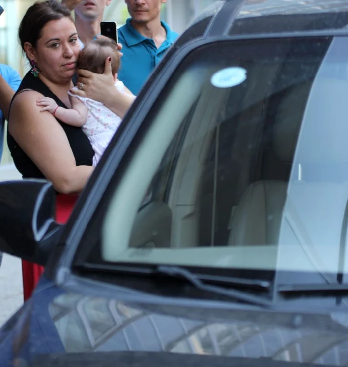 Oana Roman şi-a ţinut strîns la piept fetiţa, ferind-o de jurnalişti