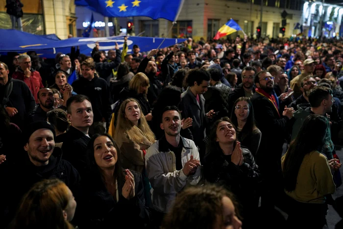 Susținători ai lui Nicușor Dan, în noaptea alegerilor FOTO Reuters