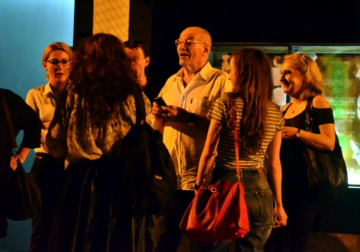 Victor Rebengiuc are o relaţie foarte apropiată cu tinerii studenţi Foto: Alex Muscaliu