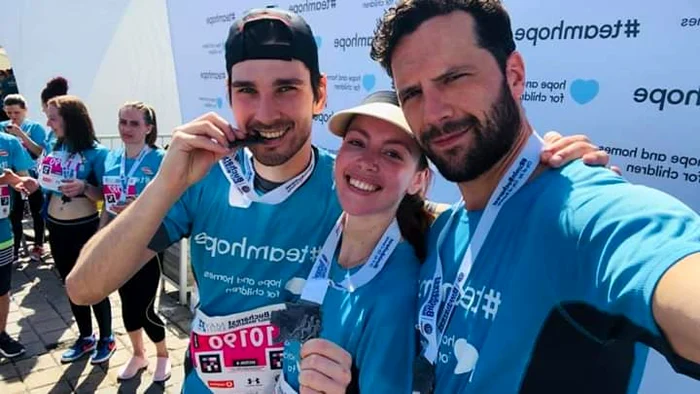 
    Omid Ghannadi, alături de Adriana şi de copiii eifoto: PRO TV  